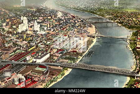 Ohio River und die vier Brücken. Cincinnati. 1945 Stockfoto