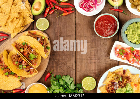 Ein Foto von einem ssortment vieler verschiedener mexikanische Lebensmittel, wie Tacos, Guacamole, Pico de Gallo, Nachos und andere, mit Kopie Raum Stockfoto