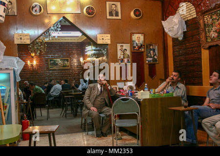 Arabische Männer, Rauch eine nargileh in einem Café in Osten, Jerusalem, Israel Stockfoto