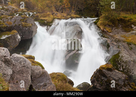 Kleiner Wasserfall auf dem Fluss Briksdalselva, durch das Abschmelzen der Gletscher Briksdalsbreen, Jostedalsbreen Nationalpark, Sogn og Fjordane, Norwegen zugeführt. Stockfoto