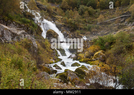 Brücke vor den Kleivafossen Wasserfall, Jostedalsbreen Nationalpark, Sogn og Fjordane, Norwegen. Stockfoto