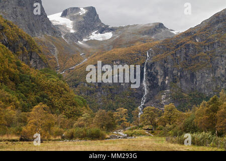 Volefossen Wasserfall und die hanekammen Peak, Jostedalsbreen Nationalpark, Norwegen. Stockfoto