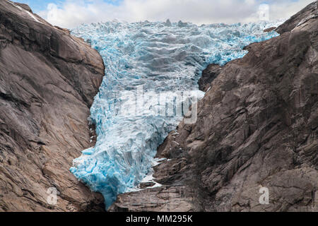 Eis der Gletscher Briksdalsbreen in 2017, Jostedalsbreen Nationalpark, Norwegen. Stockfoto