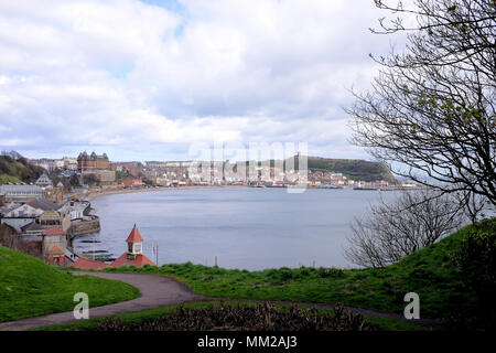 Scarborough, Yorkshire, UK. April 25, 2018. South Bay die Stadt und das Schloss von Süden cliff Garten an einem windigen Tag im April getroffen. Stockfoto