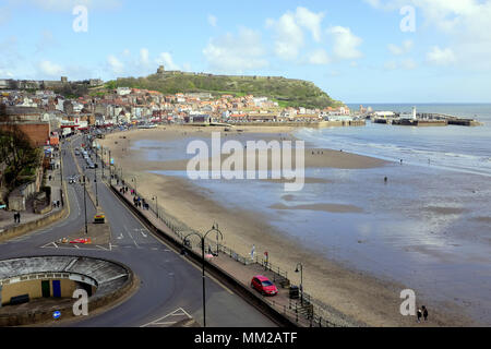 Scarborough, Yorkshire, UK. April 28, 2018. Urlauber genießen die Promenade und den Strand gesehen aus dem Spa Fußgängerbrücke in Scarborough in North York Stockfoto