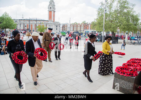 London, UK, 8. Mai 2018 Menschen stehen vor der afrikanischen und karibischen Kriegerdenkmal markiert den 74. Jahrestag der alliierten Sieg über den Faschismus Stockfoto