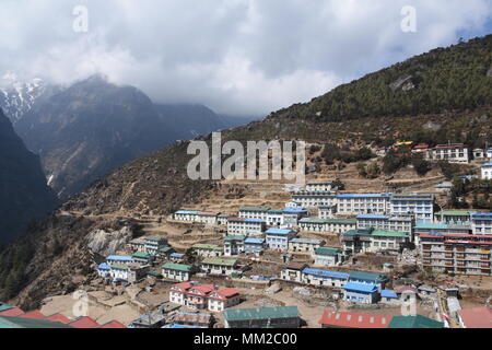 Wolken über Namche Bazar, Nepal Stockfoto