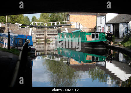 Bilder Batchworth Lock Kanal Zentrums des Grand Union Canal in der Nähe von Rickmansworth, Hertfordshire an einem sonnigen Tag, Habe das Feiertagswochenende im Mai 2018. Stockfoto