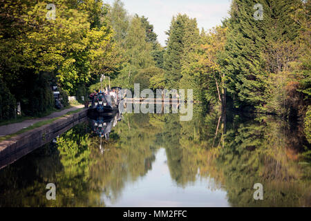 Bilder auf dem Leinpfad des Grand Union Canal in der Nähe von Rickmansworth, Hertfordshire an einem sonnigen Tag, Habe das Feiertagswochenende im Mai 2018. Stockfoto