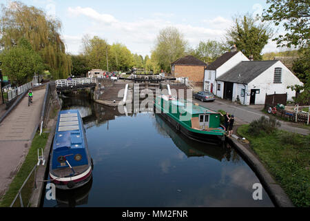 Bilder Batchworth Lock Kanal Zentrums des Grand Union Canal in der Nähe von Rickmansworth, Hertfordshire an einem sonnigen Tag, Habe das Feiertagswochenende im Mai 2018. Stockfoto