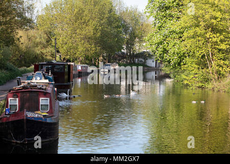 Bilder auf dem Leinpfad des Grand Union Canal in der Nähe von Rickmansworth, Hertfordshire an einem sonnigen Tag, Habe das Feiertagswochenende im Mai 2018. Stockfoto