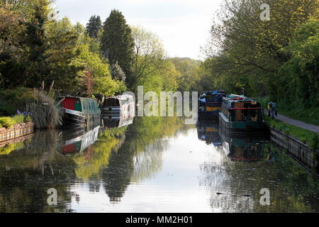 Bilder auf dem Leinpfad des Grand Union Canal in der Nähe von Rickmansworth, Hertfordshire an einem sonnigen Tag, Habe das Feiertagswochenende im Mai 2018. Stockfoto