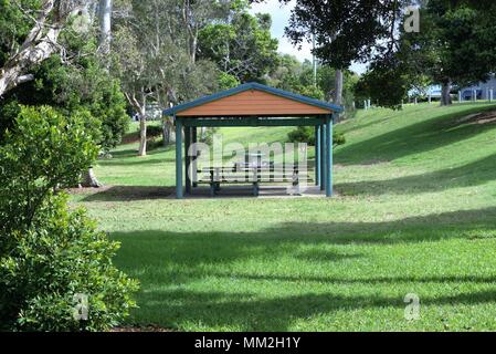 Gartenhaus mit Holztisch und Sitzbänke im Park. Pavillon im Park in Australien Stockfoto