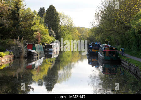 Bilder auf dem Leinpfad des Grand Union Canal in der Nähe von Rickmansworth, Hertfordshire an einem sonnigen Tag, Habe das Feiertagswochenende im Mai 2018. Stockfoto