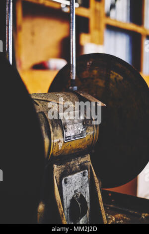 Alte Schafe scheren Schuppen mit alten beschädigten Anlagen Stockfoto