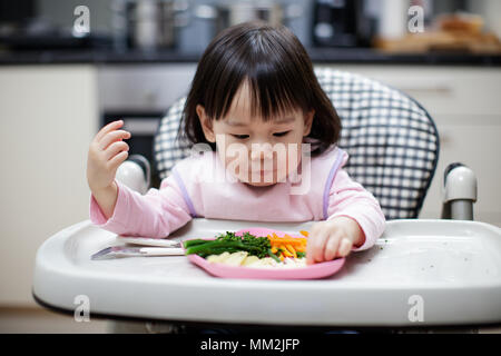 Baby Mädchen gesund essen Gemüse zu Hause Stockfoto