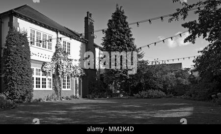 Aus rotem Backstein Haus und Garten im Mai, North Yorkshire, England; Vereinigtes Königreich Stockfoto