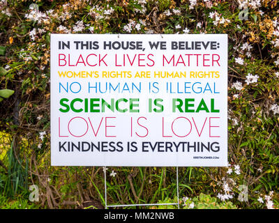 "Schwarze Leben' Poster im Garten, Berkeley, Kalifornien, USA. Stockfoto