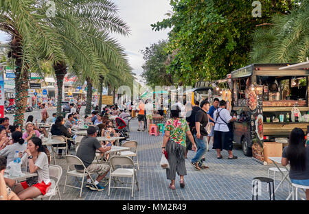 Thailand Street Food Festival mit Menschen essen auf dem Bürgersteig. Pattaya Thailand Südostasien Stockfoto