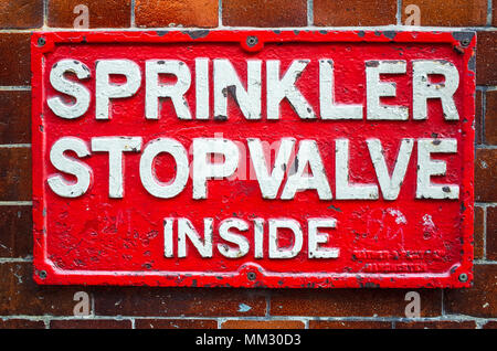 Bunte Schilder - Sprinkler Stop Ventil im Inneren - London, Großbritannien Stockfoto