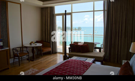 PULAU Langkawi, Malaysia - APR 4 2015: Bequemes Bett in einem luxuriösen Hotel Suite im DANNA, koloniale Zimmer Design. Stockfoto