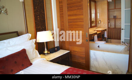 PULAU Langkawi, Malaysia - APR 4 2015: Bequemes Bett in einem luxuriösen Hotel Suite im DANNA, koloniale Zimmer Design. Stockfoto