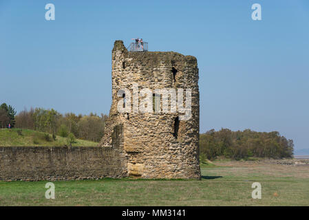 Ruinen der Burg Feuerstein am Fluss Dee in Flintshire, North Wales. Touristen auf der North East Tower mit Blick auf die Flussmündung. Stockfoto