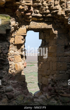 Ruinen der Burg Feuerstein am Fluss Dee in Flintshire, North Wales. Fenster in der North East Tower. Stockfoto