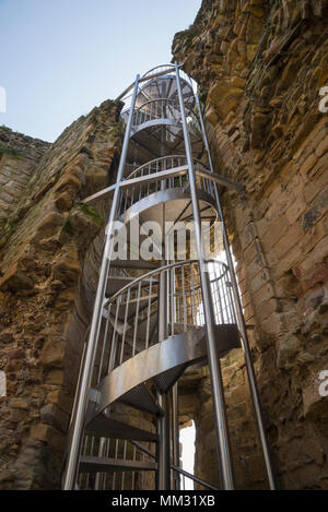 Ruinen der Burg Feuerstein am Fluss Dee in Flintshire, North Wales. Treppe zum oberen Rand der North East Tower. Stockfoto