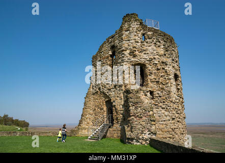 Ruinen der Burg Feuerstein am Fluss Dee in Flintshire, North Wales. Die North East Tower mit Blick auf die Flussmündung. Stockfoto