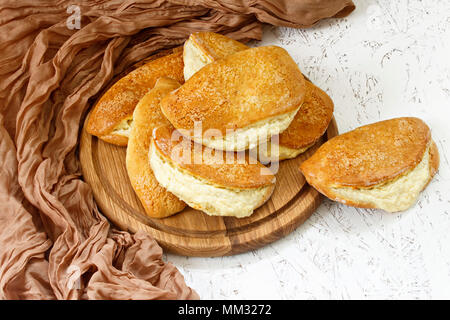 Brötchen mit Quark füllen auf einem Holzbrett. Ansicht von oben. Stockfoto