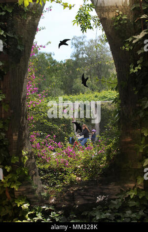 Mutter und Sohn durch Fenster in Parc del Centre del Poblenou, Barcelona Stockfoto