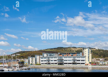 Blick über den Fluss Tawe in Swansea mit den neu entwickelten Bereich der Swansea SA 1. Stockfoto