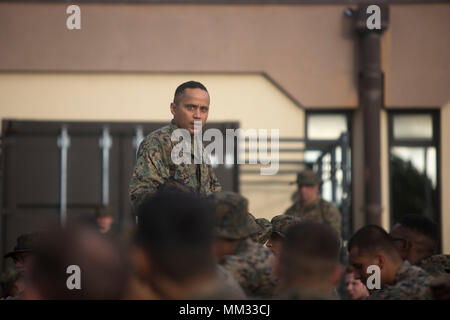 Us Marine Corps Sgt. Maj. Phillip Billiot, Sitz des Bataillon Sergeant Major, Marine Corps Base Hawaii (MCBH) Schriftsatz das Bataillon nach Abschluss einer Wanderung an Bord MCBH, Sept. 1, 2017. Der Zweck der Wanderung war die körperliche und geistige Ausdauer zu erhöhen, bauen Esprit de Corps und zur Bekämpfung der Bereitschaft erhöhen. (U.S. Marine Corps Foto von Lance Cpl. Matthäus Kirk) Stockfoto