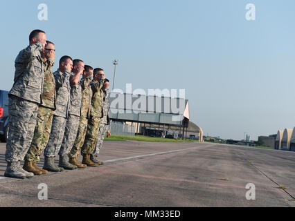 Führung von der Texas National Guard macht ein Gruß als Gen. Joseph Lengyel die Flugzeuge Taxis der Flight Line bei der Ankunft in der 147 Angriff Flügel, Ellington Field Joint Mindestreservebasis, Sept. 1. Die allgemeinen ist Leiter der National Guard Bureau und Mitglied des Generalstabs. (Air National Guard Tech Sgt. Mindy Bloem) Stockfoto