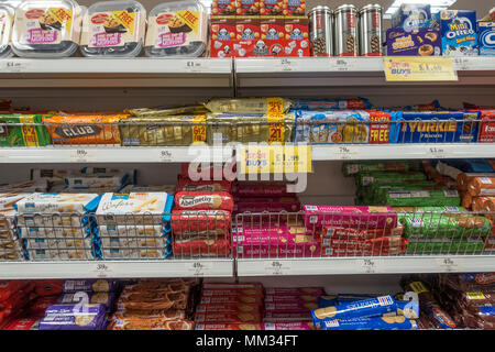 Ein Regal von Leckereien von Kuchen und Gebäck Stockfoto