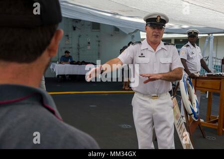 LOS ANGELES (Sep. 2, 2017) Royal Canadian Navy führenden Seaman Glen Bahl, an Bord der Halifax stationiert-Klasse Fregatte HMCS Ottawa (FFH 341), bespricht Flight Deck Operationen Besucher touring das Schiff während des zweiten jährlichen Los Angeles Flotte Woche. LAFW ist eine Gelegenheit für die amerikanische Öffentlichkeit die Navy, Marine Corps und Küstenwache Team zu treffen und America's Meer Dienstleistungen Erfahrung. Während der Fleet Week, service Mitglieder werden in verschiedenen gemeinschaftlichen Service Veranstaltungen, Showcase Funktionen und Geräten an der Community teilzunehmen, und die Gastfreundschaft von Los Angeles genießen und Umgebung Stockfoto