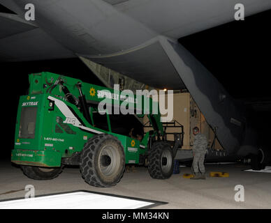 Flieger von der 79th Rescue Squadron Last der 58 Rettung der Squadron Ausrüstung auf ein HC-130J Bekämpfung König II Sept. 2, 2017 am College Station, Texas. Der 58 RQS zurück in Nellis AFB, nach vier Tagen Suche und Rettung (SAR) in den betroffenen Gebieten durch den Hurrikan Harvey. Der 58 RQS verwendet kleine Boote Unterstützung Northern Command von Disaster Response des FEMA Bemühungen zu stärken. Harvey, Landfall als Hurrikan der Kategorie 4 in der vergangenen Woche in der texanischen Küste. (United States Air Force Foto: Staff Sgt. Ian Hoachlander) Stockfoto