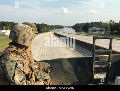 BEAUMONT, Texas - US-Marines aus der 14 Marine Regiment, 4 Marine Division, Marine Reserve, beobachten eine überflutete Autobahn in der Nähe von Beaumont, Texas, Sept. 3, 2017. 14 Marines, zusammen mit Marines aus marinen Wing Support Squadron 473, 4 Marine Flugzeugflügel, MARFORRES, beteiligen sich an Hilfsmaßnahmen für die durch den Hurrikan Harvey. (U.S. Marine Corps Foto von Master Sgt. Ricardo Morales/Freigegeben) Stockfoto