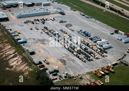 Das gemeinsame Operationszentrum für die US-Armee North diente am 4. September 2017 als koordinierter Kommandoort für Notfälle in Hempstead, Texas. Das Archivbild bietet eine Luftperspektive auf das temporäre Layout der Einrichtung, die Unterstützungsfahrzeuge und die für das Missionsmanagement positionierte betriebliche Infrastruktur. Stockfoto