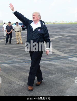 Präsident Donald Trump Wellen im Flieger und Soldaten Sep 2, 2017 auf Ellington Field Joint Mindestreservebasis in Houston, Texas. Der Präsident besucht Houston der Verwüstungen, die der Hurrikan Harvey zu sehen. Stockfoto