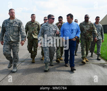 Der US-Senator Ted Cruz und Generalmajor John Nichols, Texas Adjutant General, traf sich mit Mitgliedern des Texas Armee Guard sowie Mitglieder der North und South Carolina Army Guard Sept. 1, 2017 auf Ellington Field Joint Mindestreservebasis in Houston, Texas. Die Gardisten wurden die Durchführung von Such- und revcovery Operationen mit UH-60 Black Hawk Hubschrauber in die Folgen des Hurrikans Harvey. Stockfoto