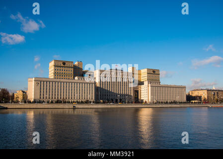 Moskau, Russland - 8. November 2017: Ministerium für Verteidigung der Russischen Föderation auf Frunzenskaya Damm in Moskau Stockfoto