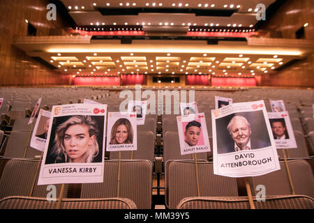 Vanessa Kirby und David Attenboroughs „Heads on Sticks“ werden positioniert, um bei den bevorstehenden Virgin TV British Academy Television Awards in der Royal Festival Hall, London, nach Blockierungen der Kamera zu suchen. Stockfoto