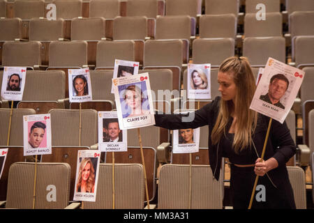 Ein Mitarbeiter verwendet „Heads on Sticks“, um die Blockierung der Kamera für die bevorstehenden Virgin TV British Academy Television Awards in der Royal Festival Hall in London zu überprüfen. Stockfoto