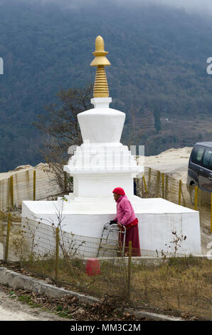 Stupa am Straßenrand in der Nähe von Trongsa, Bhutan Stockfoto