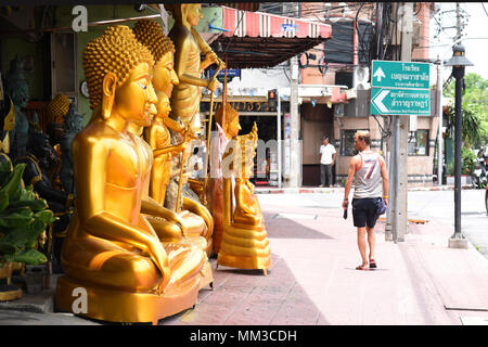 Thailand. 08 Mai, 2018. Menschen gehen vorbei Buddha Statuen für den Verkauf in einem Shop auf einer Straße in Bangkok für Nachbarschaft wie viele alte Städte. Bangkok war einst eine Stadt der Nachbarschaften von Artisan und Bamrung Muang Road, in der Nähe von Bangkoks Gegenwart Rathaus, war einmal die Straße, in der sich alle des Landes Buddha Statuen gemacht wurden. Es ist das größte Zentrum der Buddhistischen liefert in Thailand. Nicht nur Statuen, aber auch Mönch der Gewänder, Kerzen, Almosen Schalen, vorkonfigurierte Almosen Körbe sind für den Verkauf an beiden Seiten der Straße. Credit: Salvatore Esposito/Pacific Press/Alamy leben Nachrichten Stockfoto