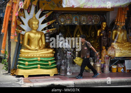 Thailand. 08 Mai, 2018. Menschen gehen vorbei Buddha Statuen für den Verkauf in einem Shop auf einer Straße in Bangkok für Nachbarschaft wie viele alte Städte. Bangkok war einst eine Stadt der Nachbarschaften von Artisan und Bamrung Muang Road, in der Nähe von Bangkoks Gegenwart Rathaus, war einmal die Straße, in der sich alle des Landes Buddha Statuen gemacht wurden. Es ist das größte Zentrum der Buddhistischen liefert in Thailand. Nicht nur Statuen, aber auch Mönch der Gewänder, Kerzen, Almosen Schalen, vorkonfigurierte Almosen Körbe sind für den Verkauf an beiden Seiten der Straße. Credit: Salvatore Esposito/Pacific Press/Alamy leben Nachrichten Stockfoto