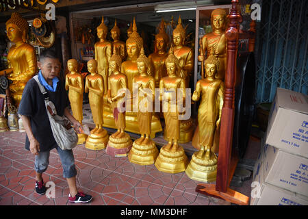 Thailand. 08 Mai, 2018. Menschen gehen vorbei Buddha Statuen für den Verkauf in einem Shop auf einer Straße in Bangkok für Nachbarschaft wie viele alte Städte. Bangkok war einst eine Stadt der Nachbarschaften von Artisan und Bamrung Muang Road, in der Nähe von Bangkoks Gegenwart Rathaus, war einmal die Straße, in der sich alle des Landes Buddha Statuen gemacht wurden. Es ist das größte Zentrum der Buddhistischen liefert in Thailand. Nicht nur Statuen, aber auch Mönch der Gewänder, Kerzen, Almosen Schalen, vorkonfigurierte Almosen Körbe sind für den Verkauf an beiden Seiten der Straße. Credit: Salvatore Esposito/Pacific Press/Alamy leben Nachrichten Stockfoto