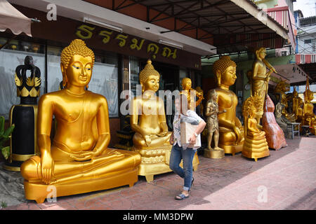 Thailand. 08 Mai, 2018. Menschen gehen vorbei Buddha Statuen für den Verkauf in einem Shop auf einer Straße in Bangkok für Nachbarschaft wie viele alte Städte. Bangkok war einst eine Stadt der Nachbarschaften von Artisan und Bamrung Muang Road, in der Nähe von Bangkoks Gegenwart Rathaus, war einmal die Straße, in der sich alle des Landes Buddha Statuen gemacht wurden. Es ist das größte Zentrum der Buddhistischen liefert in Thailand. Nicht nur Statuen, aber auch Mönch der Gewänder, Kerzen, Almosen Schalen, vorkonfigurierte Almosen Körbe sind für den Verkauf an beiden Seiten der Straße. Credit: Salvatore Esposito/Pacific Press/Alamy leben Nachrichten Stockfoto